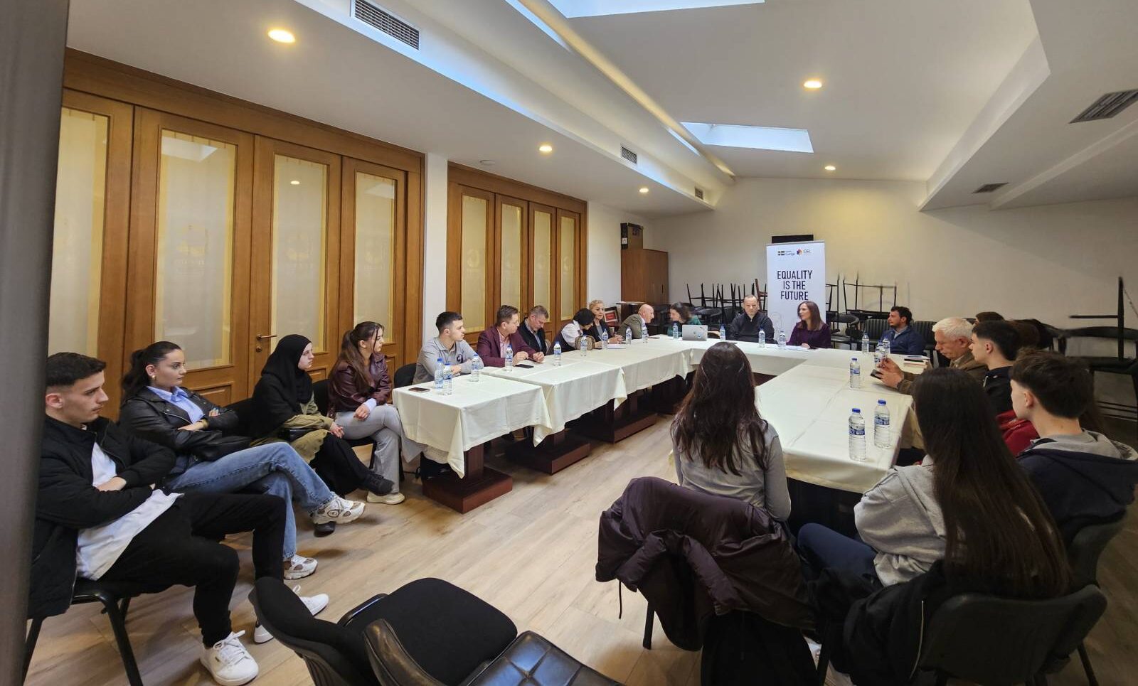 Tryezë diskutimi mbi edukatën seksuale në shkolla